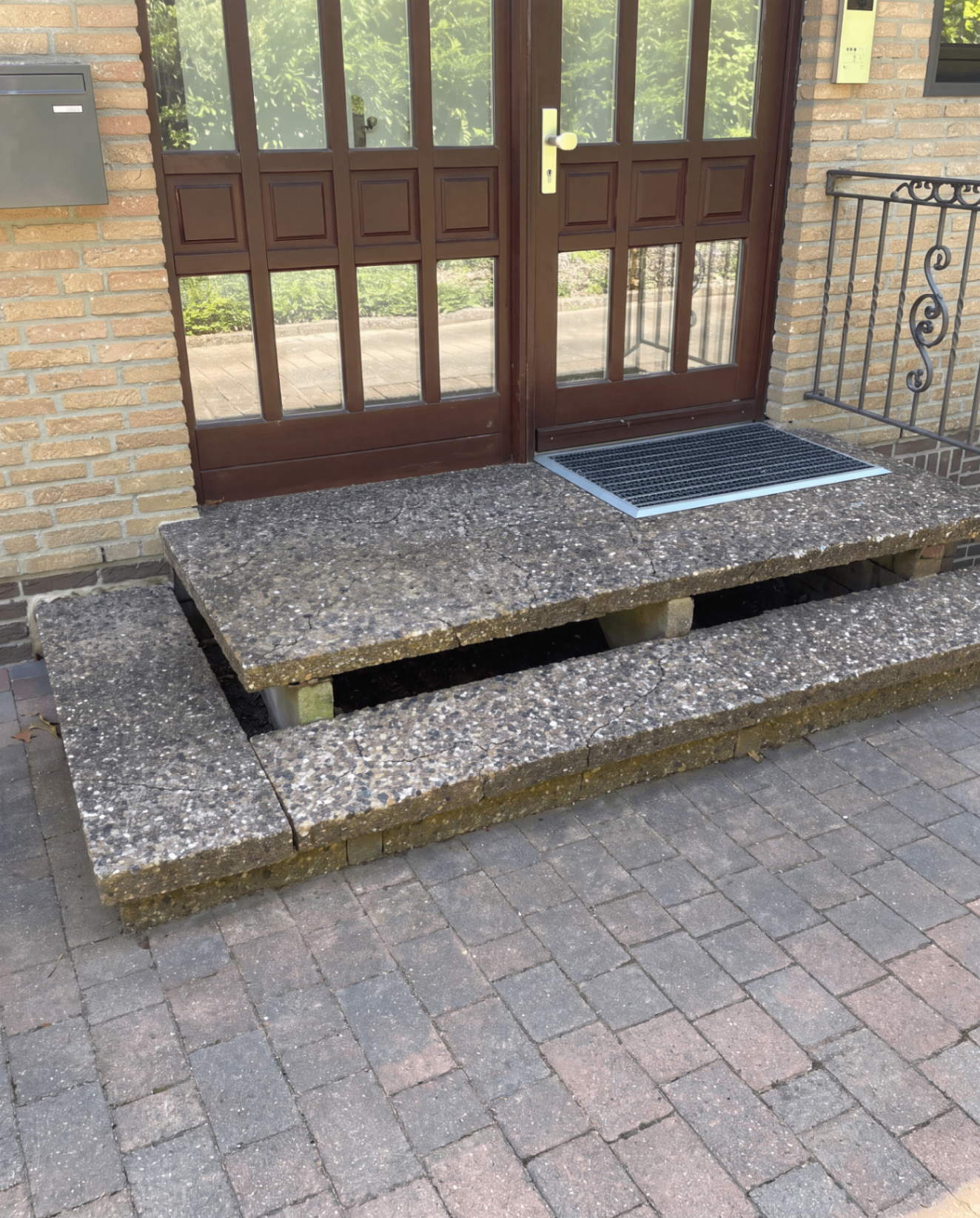 Alte, verwitterte Treppe vor der Sanierung